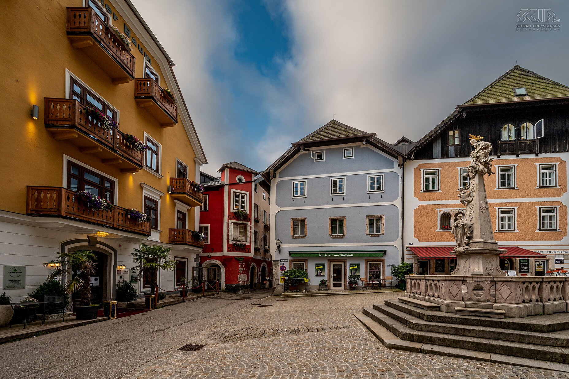 Hallstatt - Mark plein De kleurrijke huizen, restaurants en hotels rondom het centrale marktplein van het pittoreske, wereldberoemde en populaire dorpje Hallstatt. Dit dorpje ligt ingeklemd tussen de Hallstättersee en de Dachsteinbergen Stefan Cruysberghs